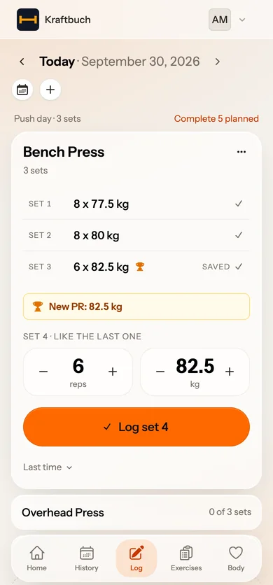 Kraftbuch on a phone: today's bench press with three sets logged, a new personal record of 82.5 kg and the fourth set ready to log, above the app's tab bar.